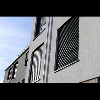 関東エリアの建物にオリジナルの電動シャッターを設計・施工いたします