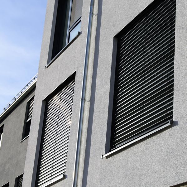 関東エリアの建物にオリジナルの電動シャッターを設計・施工いたします